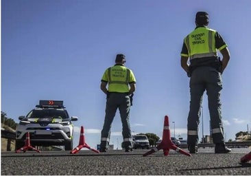 El vuelco de un camión obliga a cortar la carretera CM-5150 en Corchuela