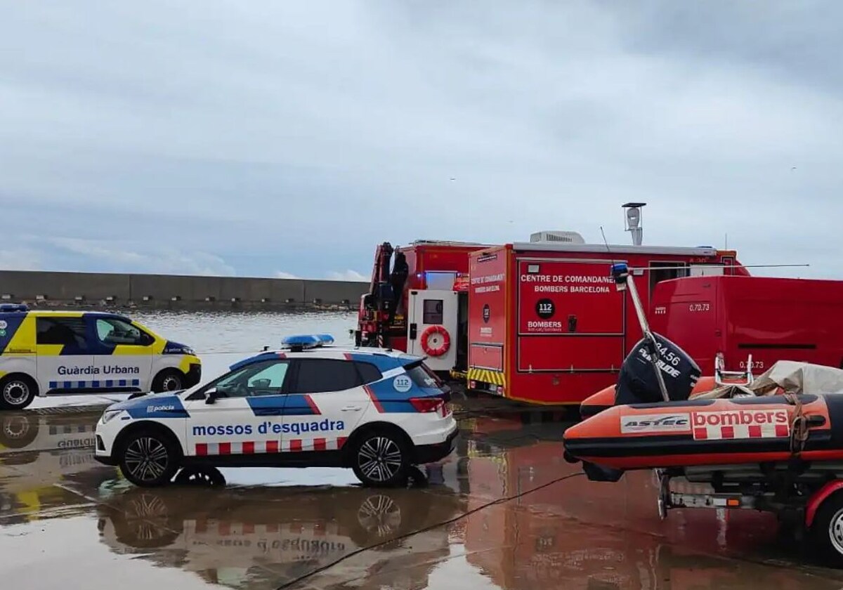 Efectivos de emergencias durante el dispositivo de búsqueda del desaparecido en la playa de Barcelona