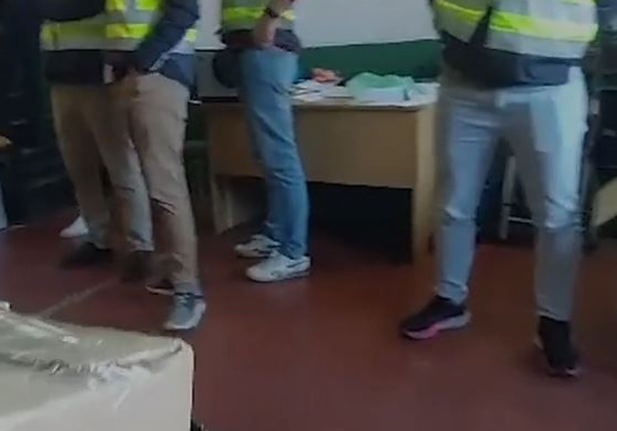 Los agentes, durante la operación policial contra la explotación laboral