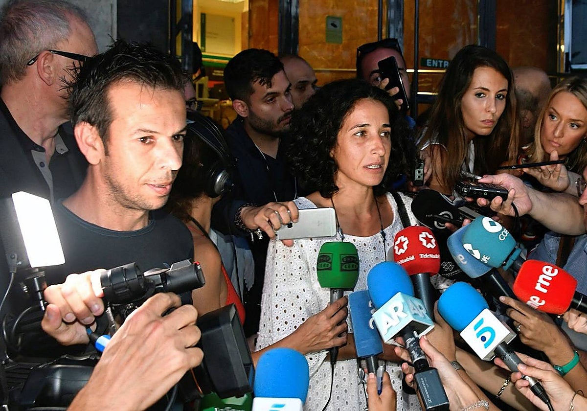 Patricia Ramírez comparece junto al padre de Gabriel, Ángel Cruz, en los juzgados de Almería en septiembre de 2019