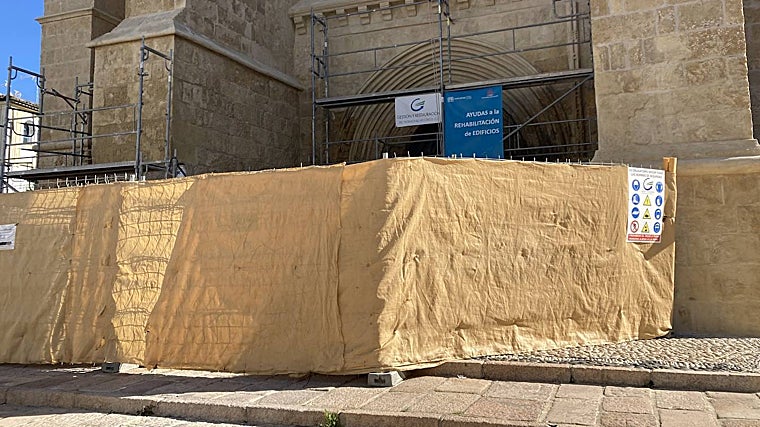 Andamios ante la puerta ojival de la iglesia de Santa Marina