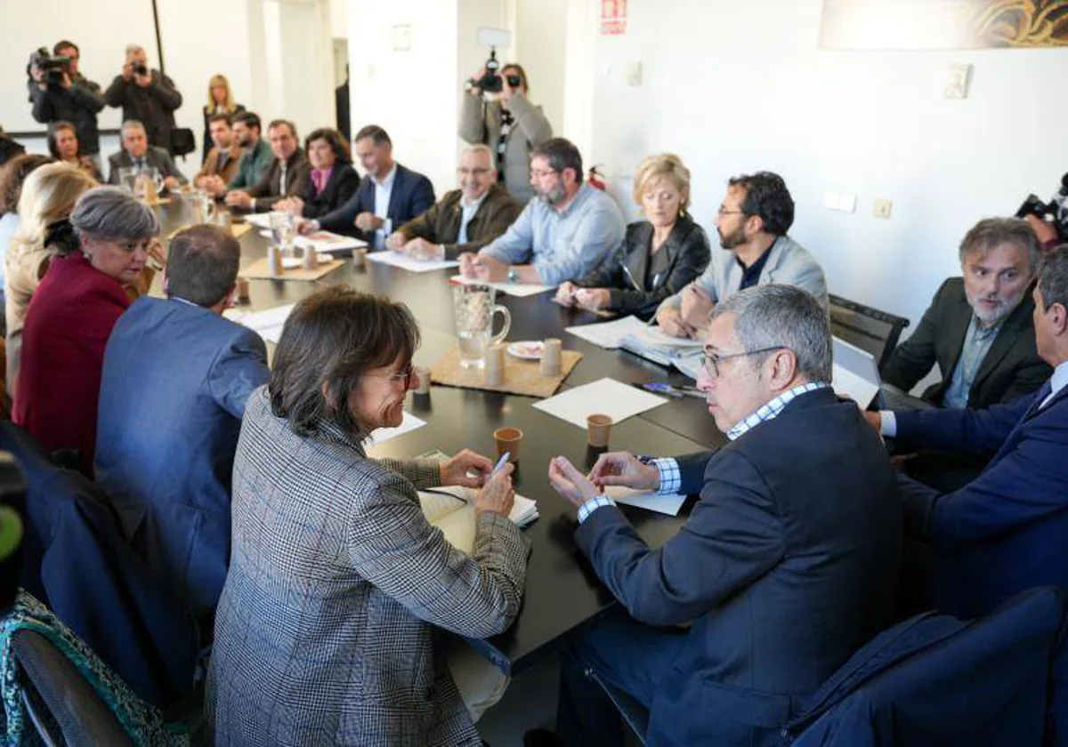 Reunión entre el secretario de Estado y el delegado del Gobierno en Andalucía con los municipios