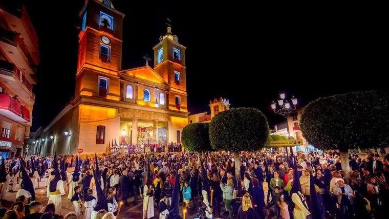 Cientos de vecinos acuden a ver las procesiones de Semana Santa en Berja.