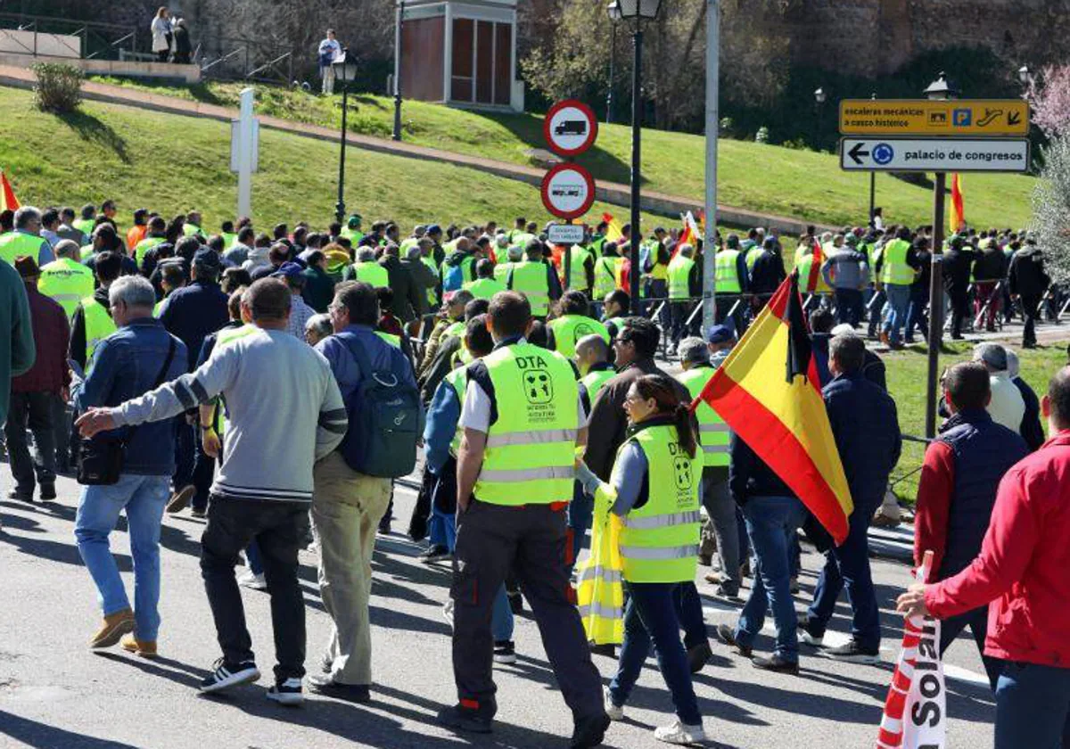 Los manifestantes han subido a pie a la Consejería de Agricultura, donde se han producido los incidentes