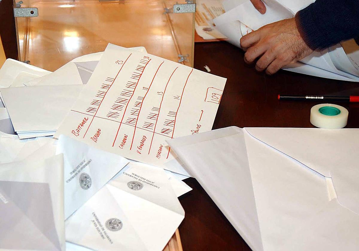 Recuento en unos comicios de la Universidad de Salamanca, en una imagen de archivo