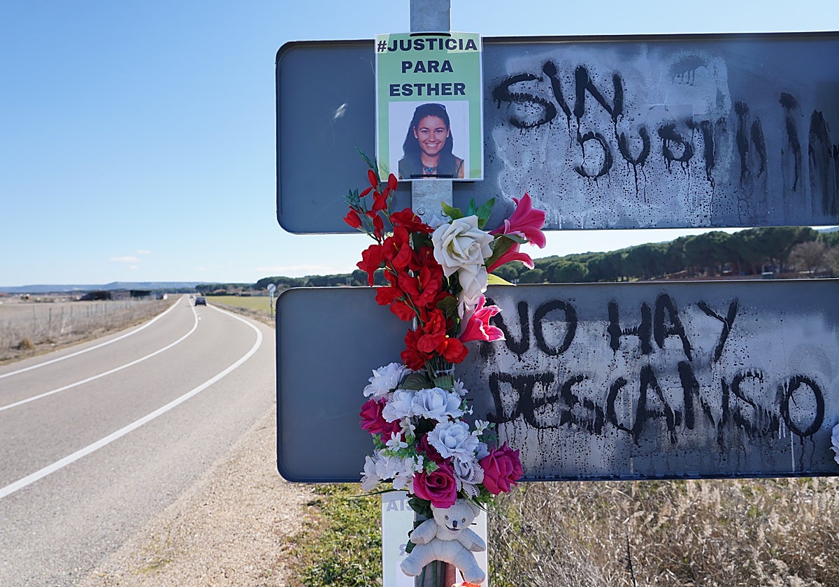 Flores y una imagen de Esther López junto a la cuneta en la que apareció su cadáver en febrero de 2022