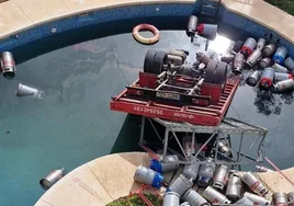Un camión cargado de bombonas de butano cae en una piscina de Rincón de la Victoria