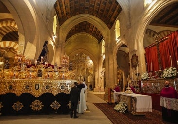 Adoración, meditación y oración: así es la estación de penitencia de las cofradías en la Catedral