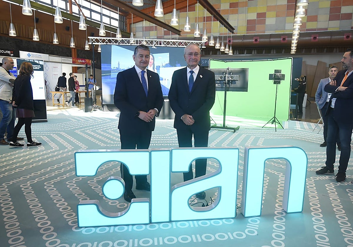 El consejero Antonio Sanz y el alcalde de Málaga, Francisco de la Torre, en el congreso celebrado en Málaga