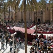 Cientos de personas durante el Domingo de Ramos en la plaza de la Catedral de Almería.