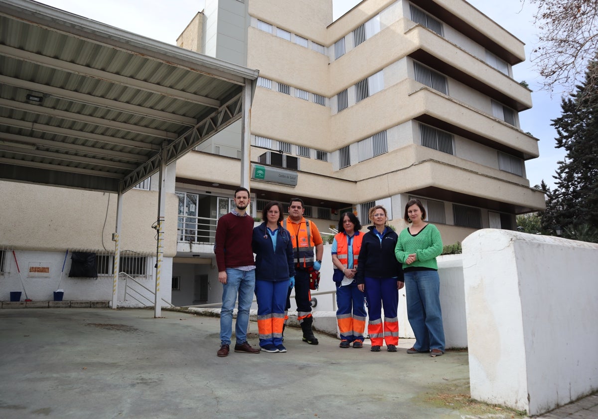 Personal del SUAP de Lucena ante el centro de salud Lucena I