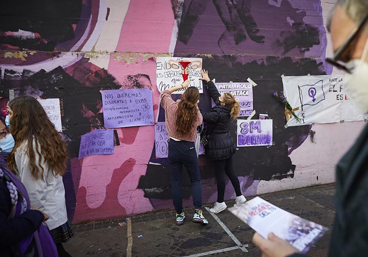 El mural feminista de Ciudad Lineal, tras ser vandalizado