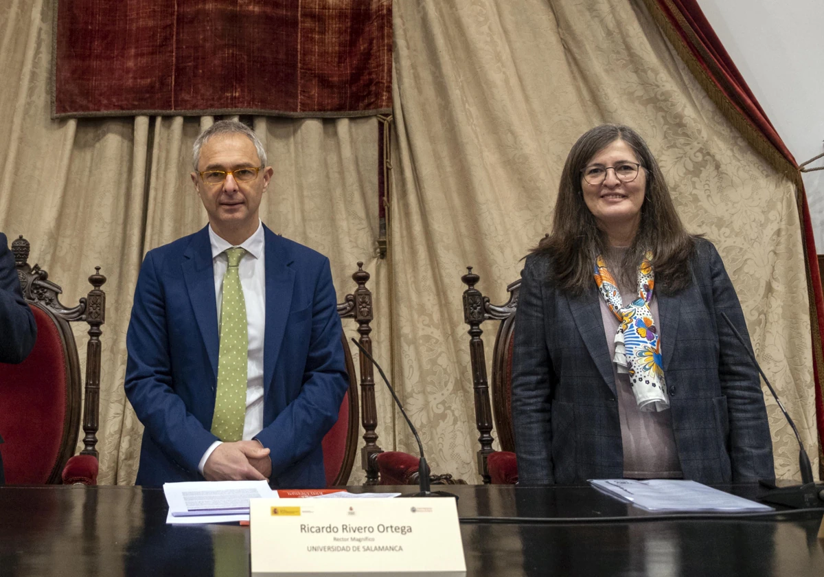 María José Rodríguez junto al anterior rector de la Universidad de Salamanca, Ricardo Rivero