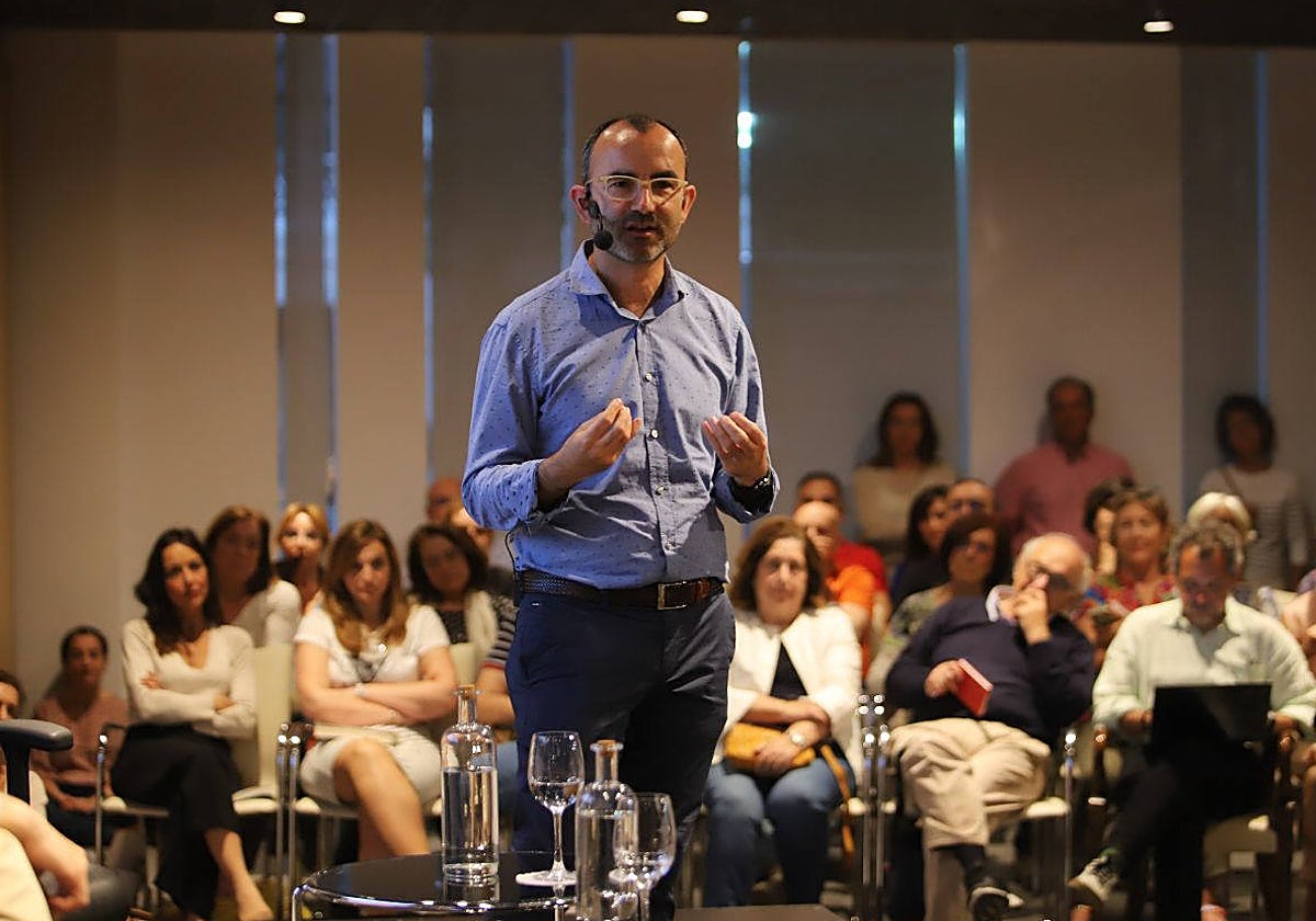 Rafael Santandreu, durante una conferencia en Córdoba