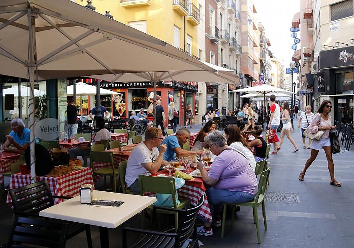 Veladores de terrazas de bares en la calle Castaños de Alicante, lugar frecuentado por muchos consumidores en tardeo.