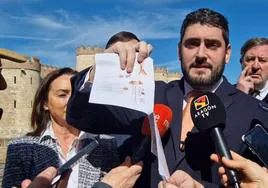 El vicepresidente de Aragón, de Vox, rompe un folleto sobre el Ramadán y pide al Gobierno que no se conceda la nacionalidad a ciudadanos de países islámicos