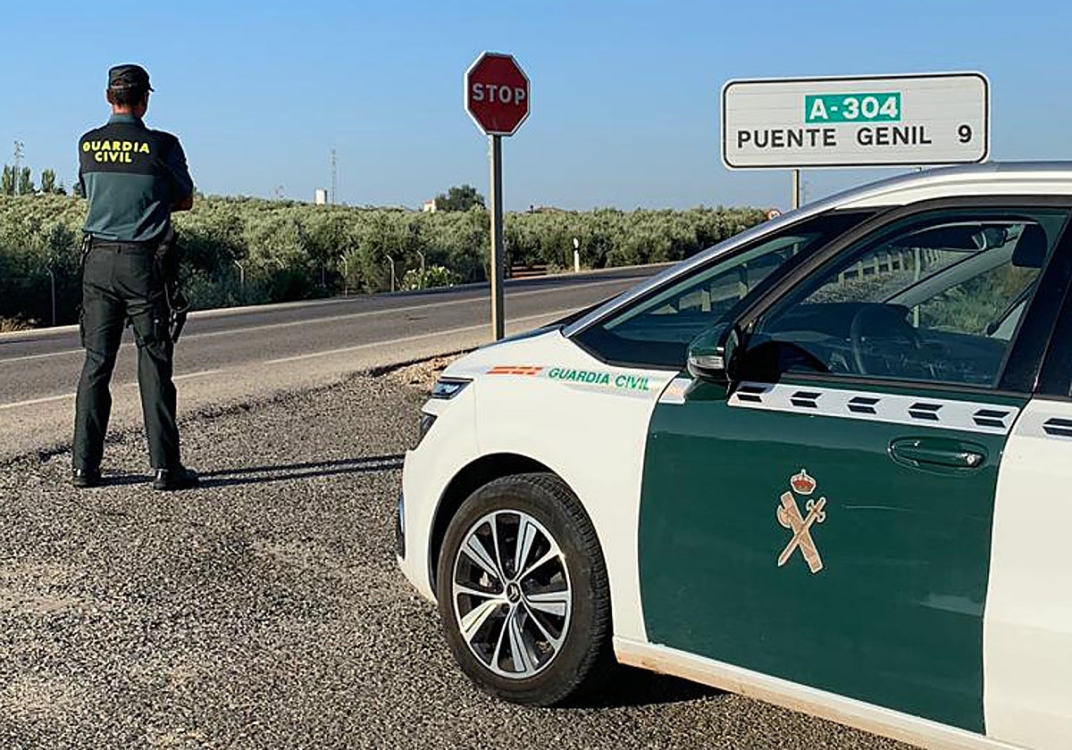Control de la Guardia Civil en uno de los accesos a Puente Genil