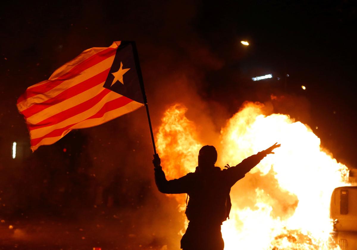 Un manifestante agita una 'estelada' durante una protesta en 2019