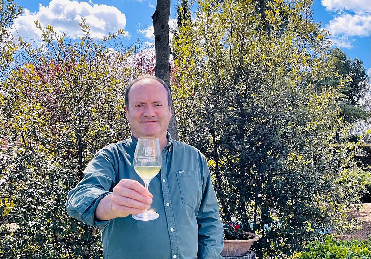 Cristóbal Luque posa con una copa de vino