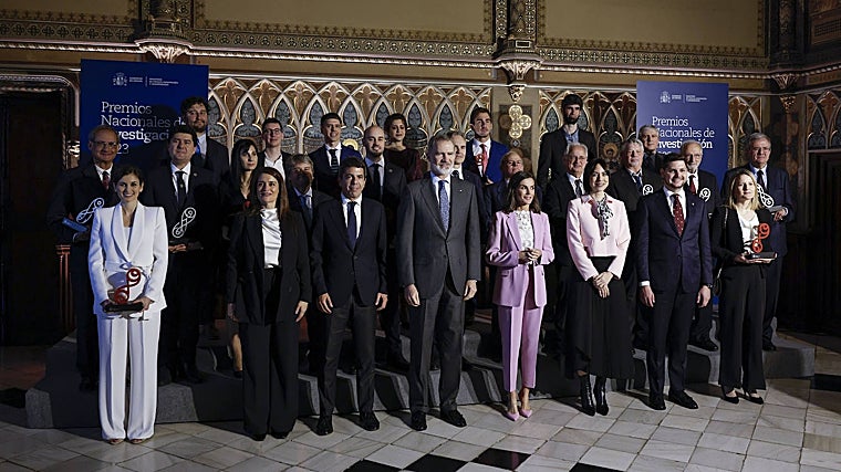 Foto de familia de los galardonados con las autoridades tras la entrega de los Premios Nacionales de investigación, este jueves, en Gandía