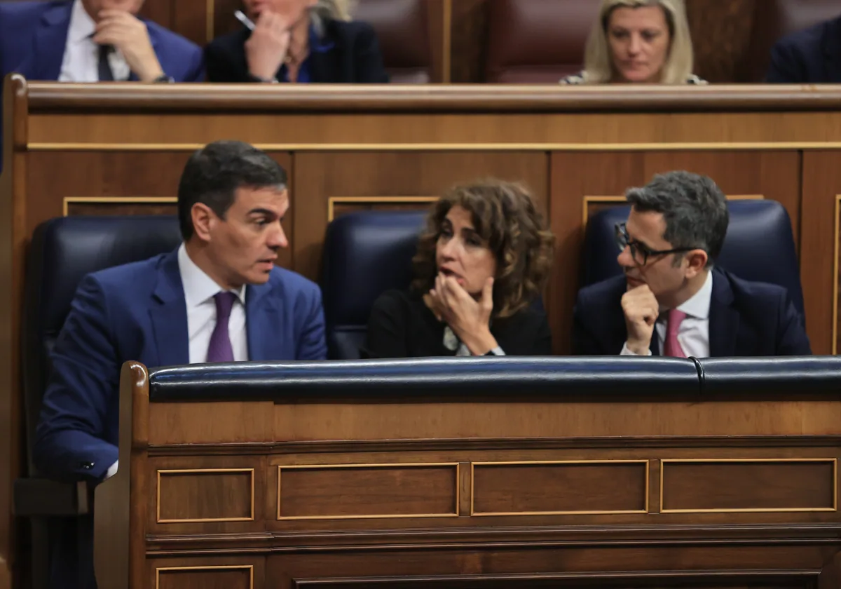 Sánchez conversa con Montero y Bolaños durante el debate de la ley en el Congreso