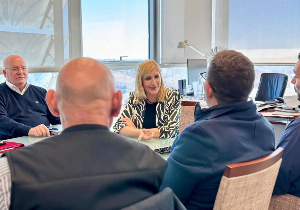 Imagen de la reunión de Salomé Pradas con los representantes del sector del taxi