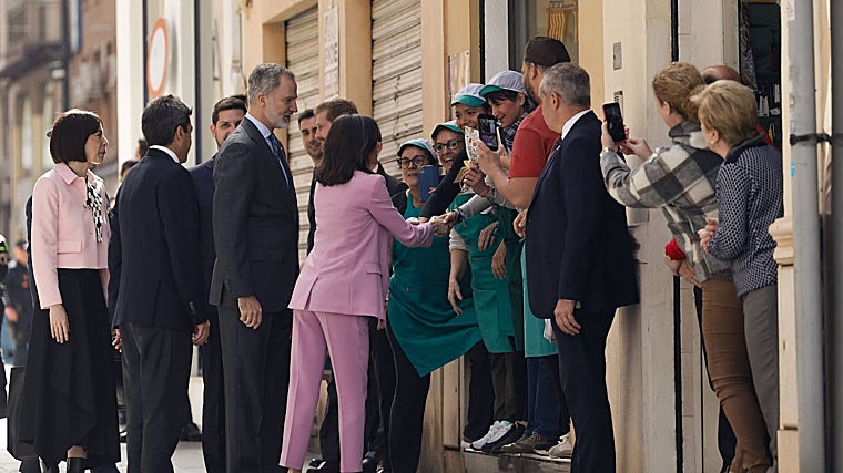 Imagen de los Reyes de España saludando a los vecinos de Gandía, este jueves, tras el acto de entrega de los Premios Nacionales de Investigación