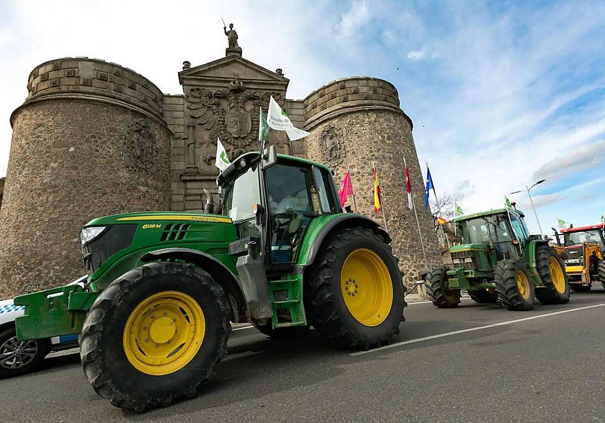 Los agricultores reparten este viernes vino, ajos, cebollas y naranjas en el barrio de Santa Teresa