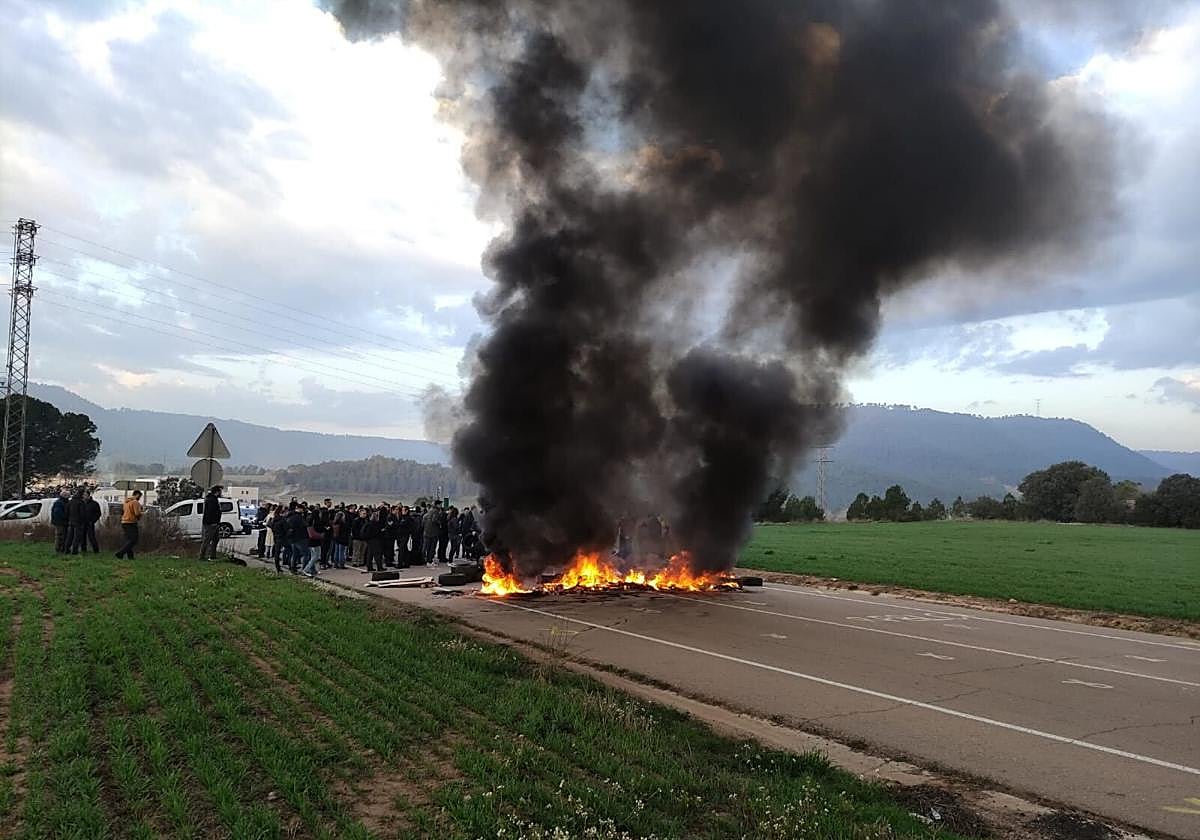 Barricada de los funcionarios de prisiones este viernes ante en el penal de Lledoners