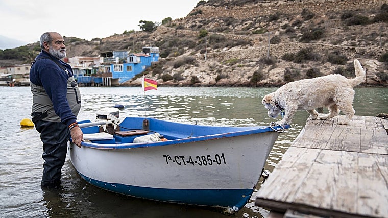 Tras años llenos de tensión como escolta en el País Vasco, José Ángel García pasa sus días en la Algameca Chica pescando y disfrutando del mar