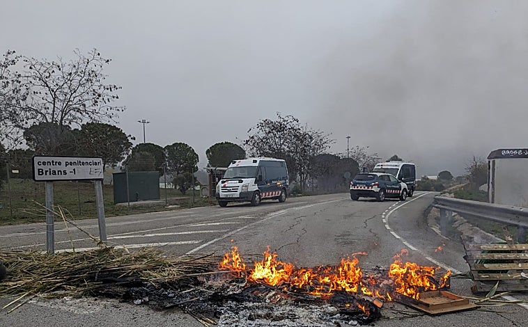 Imagen principal - Funcionarios de prisiones bloquean los accesos a las cárceles catalanas