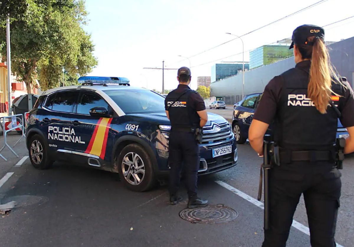 Imagen de dos agentes de Policía Nacional en foto de archivo