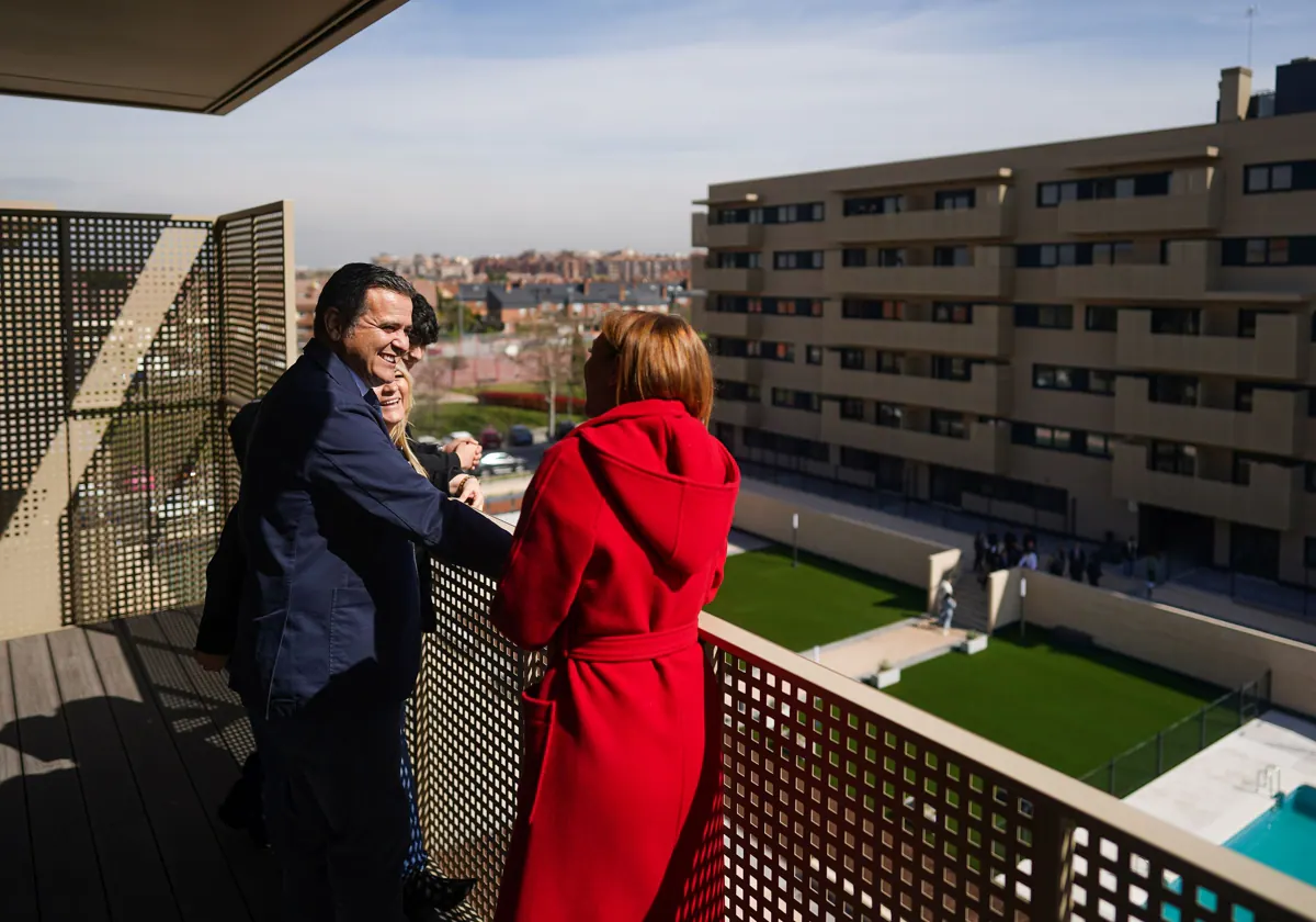 El consejero de Vivienda, Jorge Rodrigo, en la terraza de una de las viviendas entregadas en Alcorcón