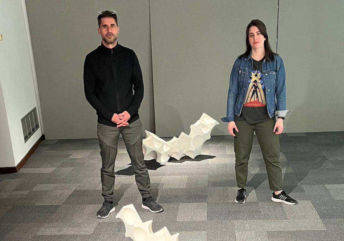 Imagen del artista Carlos Martínez y la comisaria María Ramis frente a una de las obras de la exposición