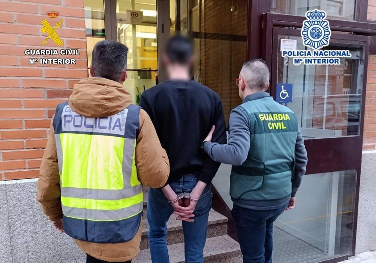 Imagen de la detención conjunta del atracador a manos de Guardia Civil y Policía Nacional