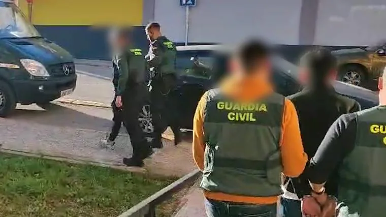 Un momento del arresto de los presuntos autores del robo de tres tiendas de telefonía en Pozoblanco