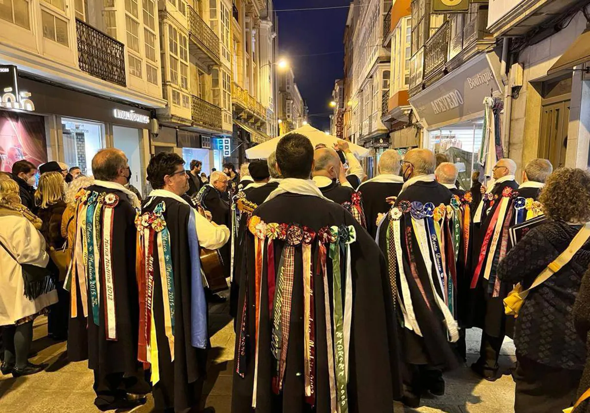 Paso de una rondalla en Ferrol (archivo)