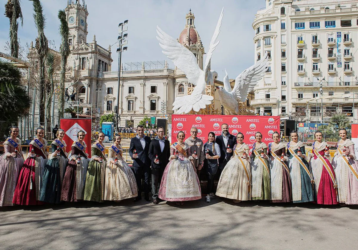 En el centro de la imagen, Javier Prats, director territorial de Heineken España en Levante; Pablo Mazo, director regional de relaciones institucionales de Heineken España; Fallera Mayor de Valencia, María Estela Arlandis y su corte de honor; concejal de Fallas y presidente de la Junta Central Fallera, Santiago Ballester; Raquel, del bar Ca Rackel; y Javier López, Marketing Manager de Amstel