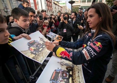 Imagen secundaria 1 - La ciudad ha rendido homenaje a Cristina Gutiérrez, que también ha realizado un circuito por la capital con el vehículo con el que ganó el Rally Dakar el pasado mes de enero