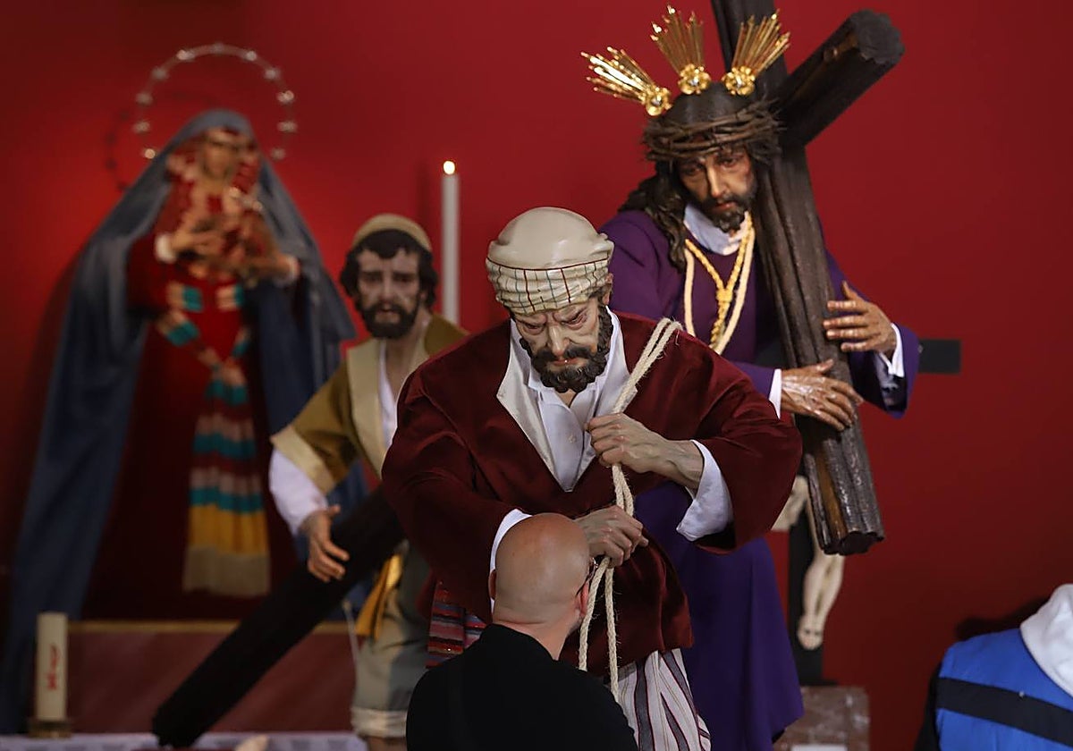 Un devoto contempla al sayón, que precede al Señor de la Victoria y al Cirineo