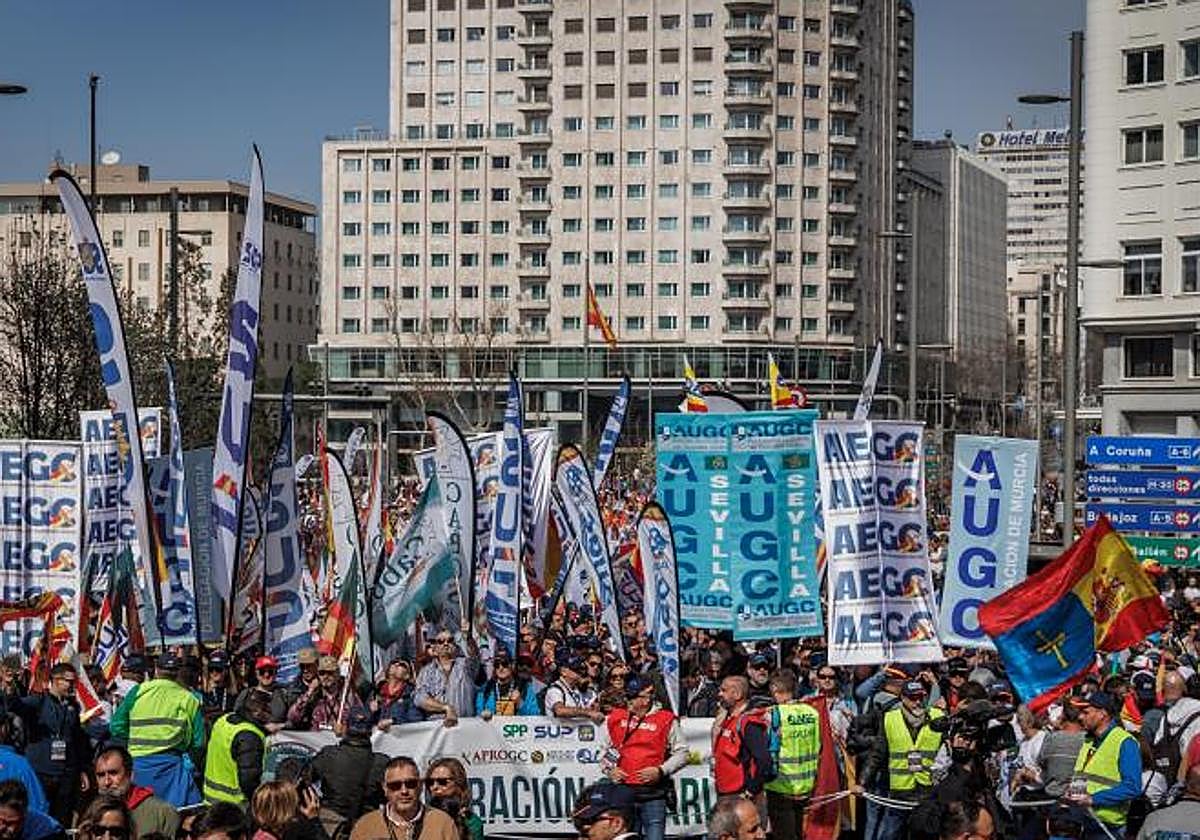 Manifestación de policías y guardias civiles contra Marlaska, que va desde Plaza España hasta el Congreso