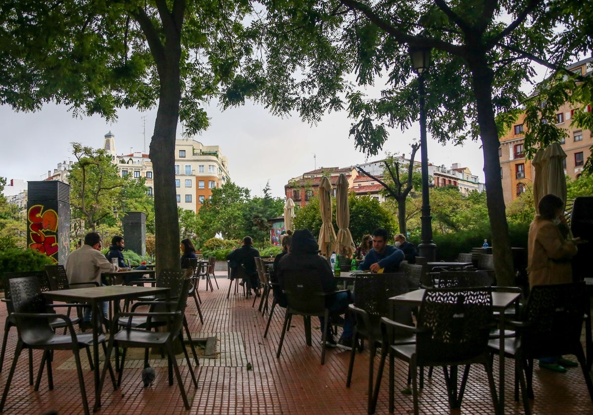 La terraza de una cafetería en la plaza de Olavide en el barrio de Chamberí, en un día laboral