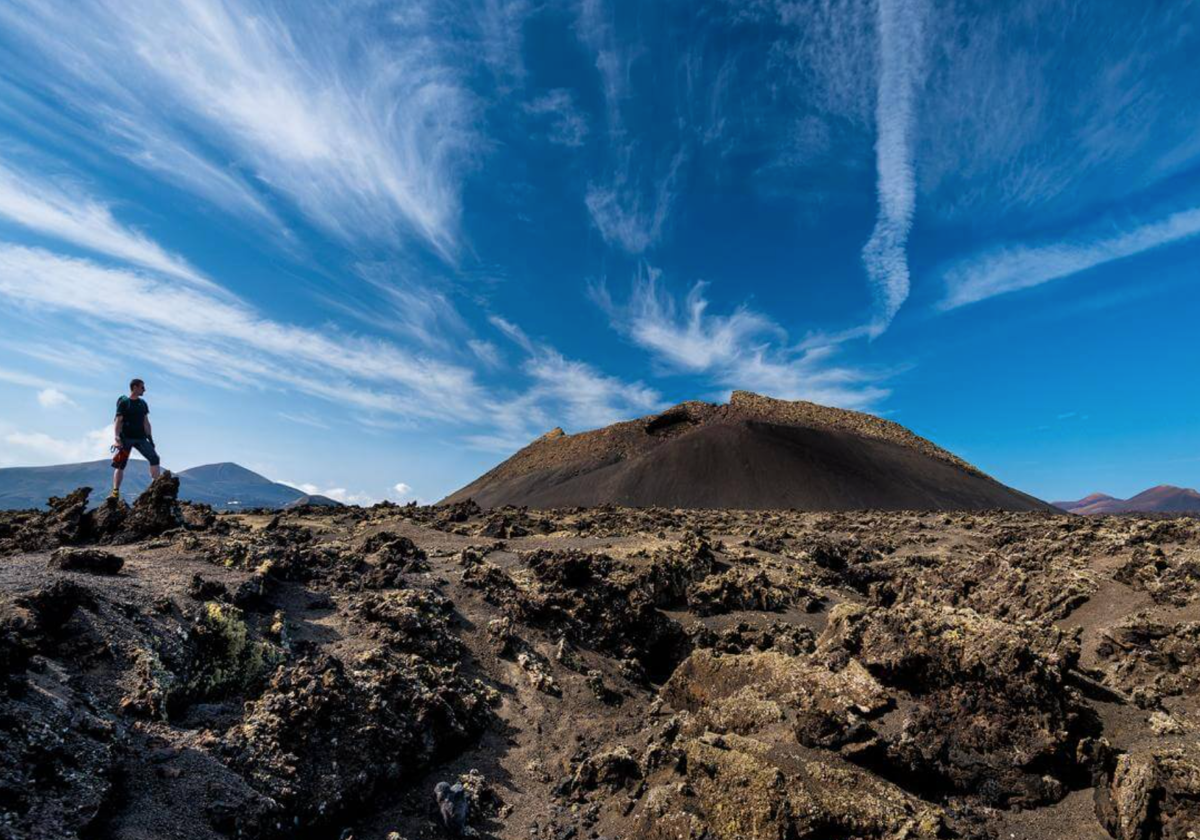 Un senderista en el Volcán del Cuervo, en Tinajo, Lanzarote