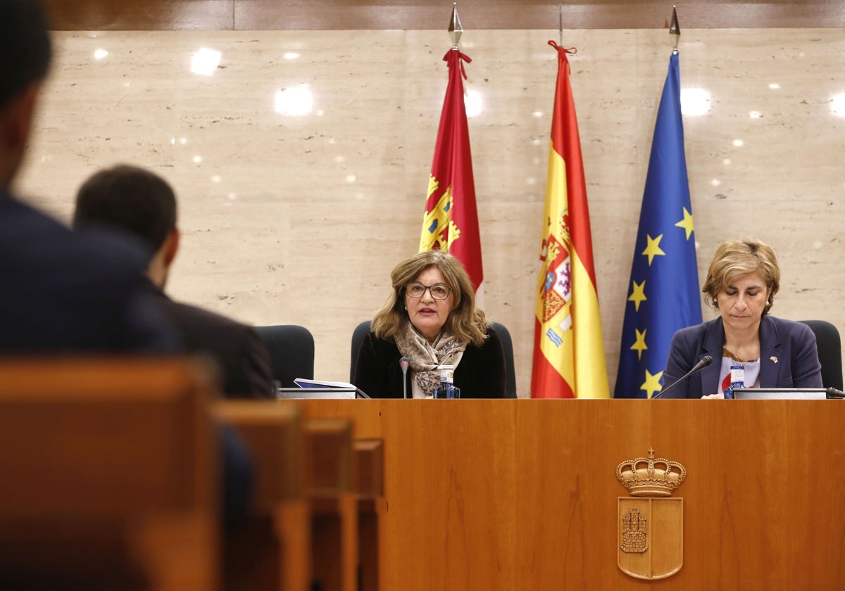 Carmen Amores (izquierda) en la presentación de indicadores de audiencia