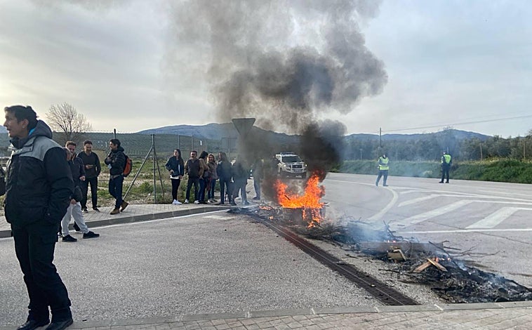 Imagen principal - Protestas de funcionarios de prisiones este lunes en Cataluña, tras el asesinato de Nuria, a manos de un interno, en Mas d'Enric
