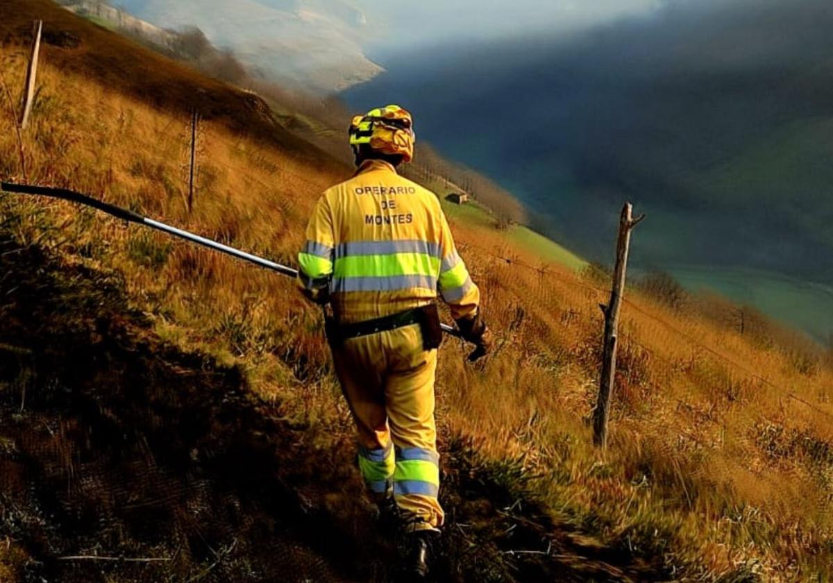 Imagen de archivo de un bombero en Cantabria