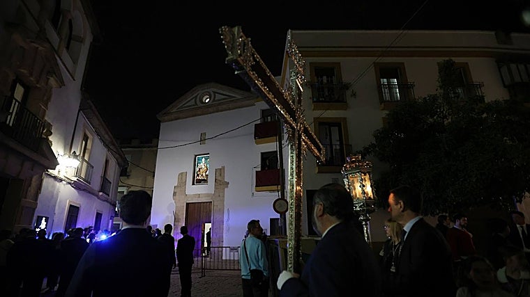 La cruz de guía llega a la casa de hermandad