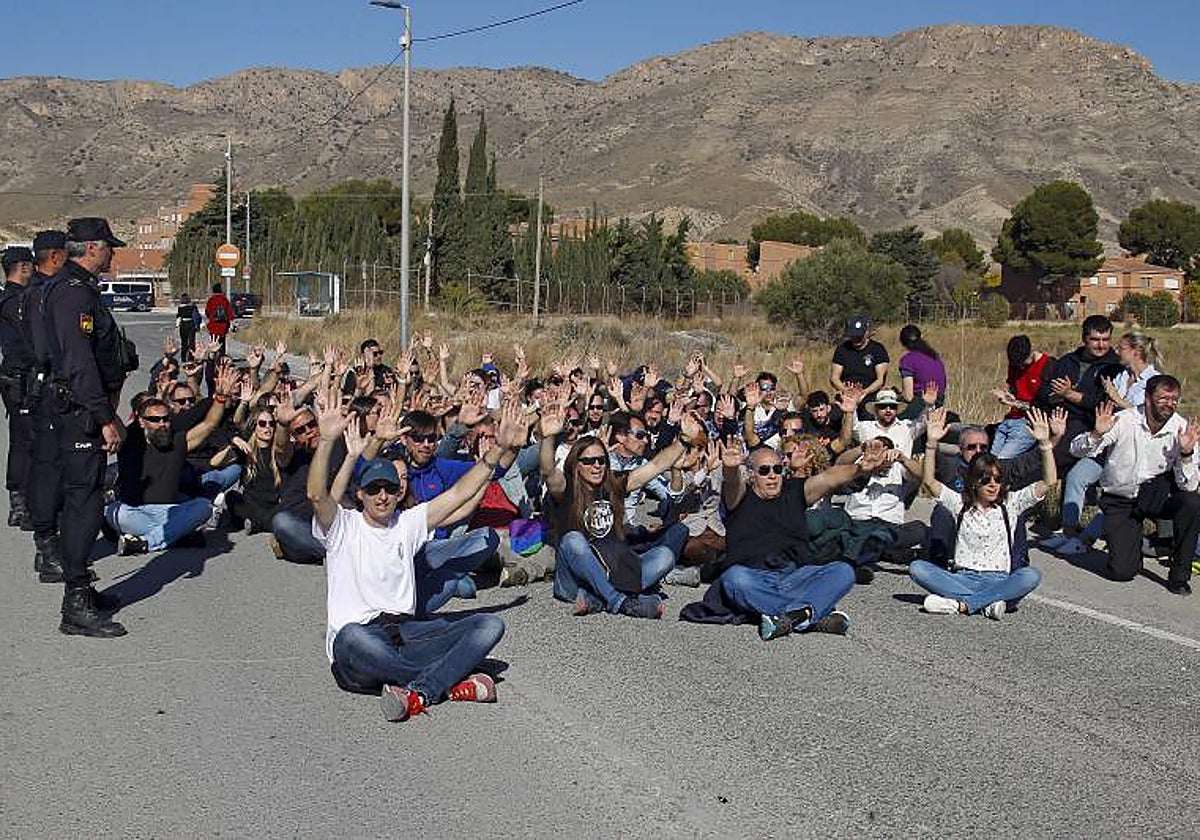 Sentada de funcionarios que ha bloqueado el acceso a la prisión alicantina de Fontcalent este lunes.