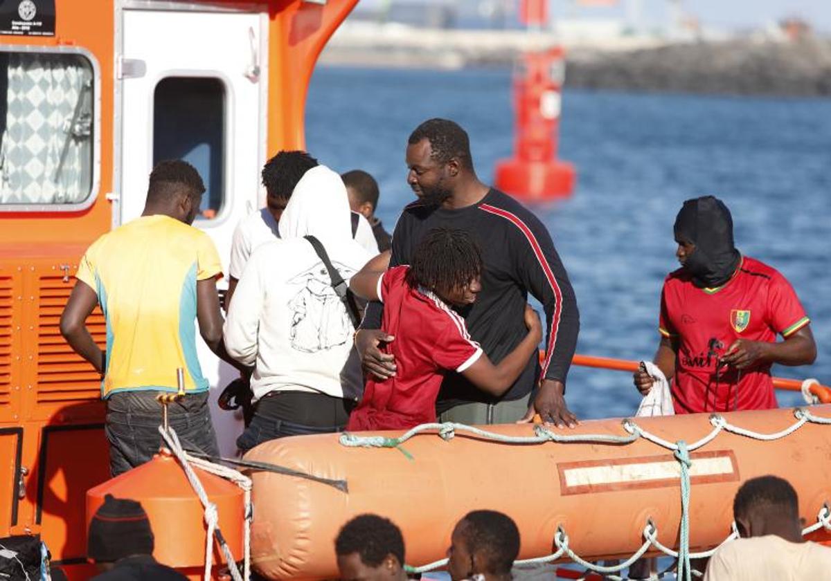 Llegada al puerto de Arrecife, en Lanzarote, de dos embarcaciones con inmigrantes