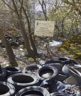 Imagen secundaria 2 - Muebles, neumáticos y más basura acumulada en el entorno del caudal más largo que recorre en la región